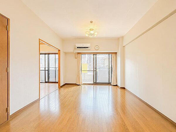 隣接するお部屋の扉を開放することで、より一層広々とした住空間として活用可能なLDK。ライフスタイルや来客に合わせて柔軟にレイアウトを変更できます。