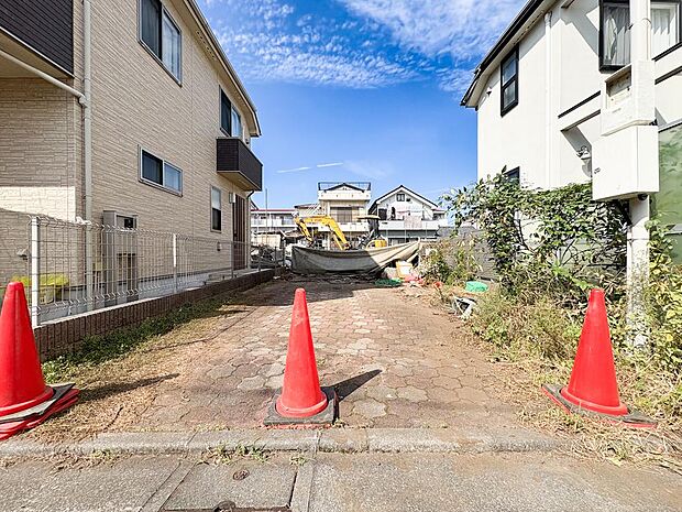 開放的な前面アプローチ。建築後のイメージが湧きやすい整然とした現地をご覧いただけます。