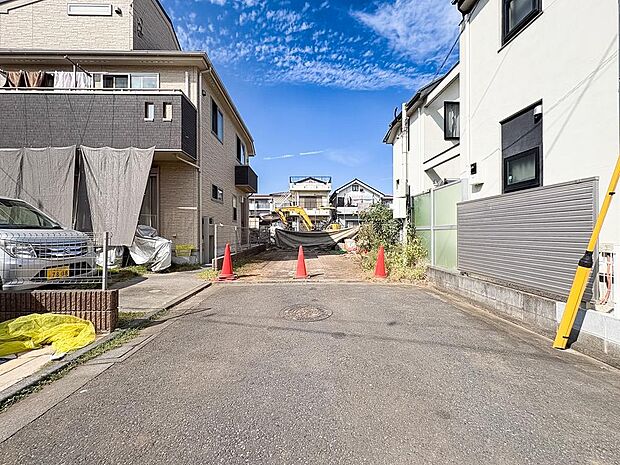前面道路は交通量が少なく落ち着いた環境。空が広く解放感あふれる閑静な住宅街です。