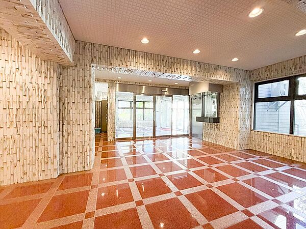 住まいの顔となる落ち着きあるエントランス。住まう方を優雅に迎えます