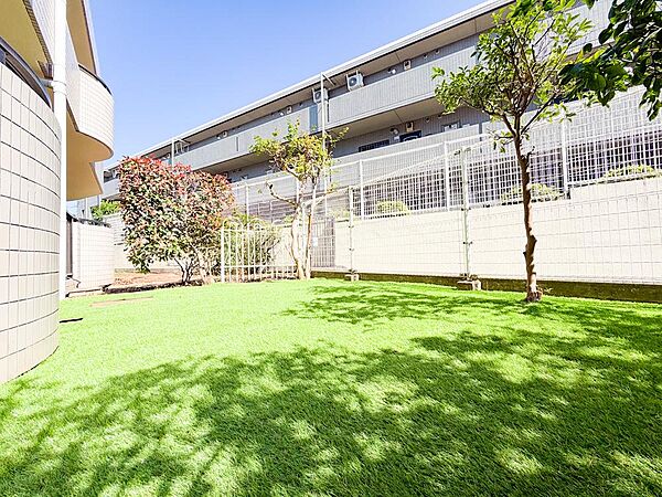 リビングから広がる専用庭。戸建て感覚で緑や四季を楽しめる上質な空間