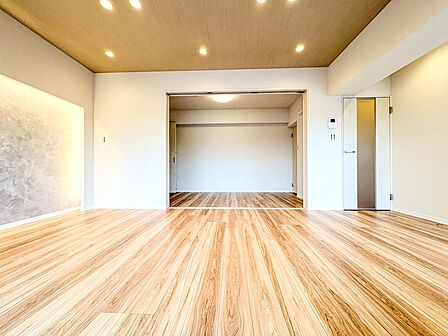 遮るもののない広々としたリビングダイニング。デッドスペースが少なく家具の配置がしやすい間取りで、お好みのインテリアを自由に楽しめます。ナチュラルな木目と白を基調とした、飽きのこない内装です。