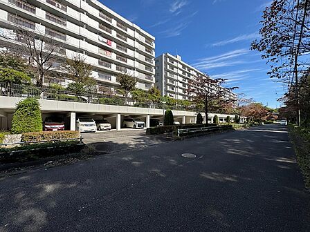 爽やかな青空の下に贅沢なほどに降り注ぐ陽光、豊かな居住性と、クオリティが見事に調和した住空間は、住まうことの喜びを感じさせてくれます。