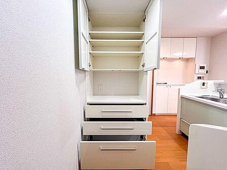 引き出しと開き戸で分別しやすい収納設計。食器や調理家電もスッキリ収まります。