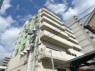 外観：すぐ近くに商店街がありますのでとても買い物便利なマンションです。もちろんエレベーター付きです。