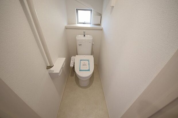 1・2階共に快適なウォシュレットトイレ、手摺付でご年配の方も安心です