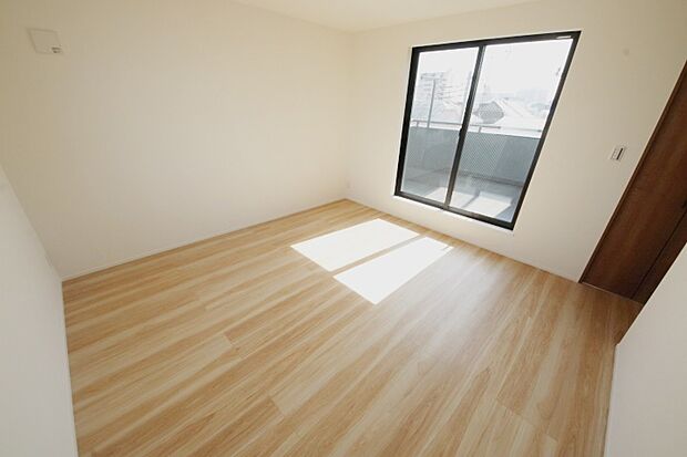 全居室2面採光でお部屋が明るく、便利な全居室収納付　