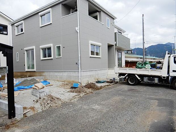 前面道路＆外観