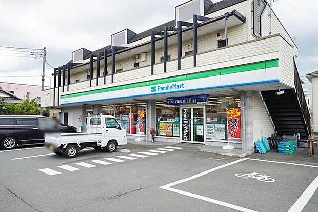 ファミリーマート/南足柄まました店 徒歩4分。 260m