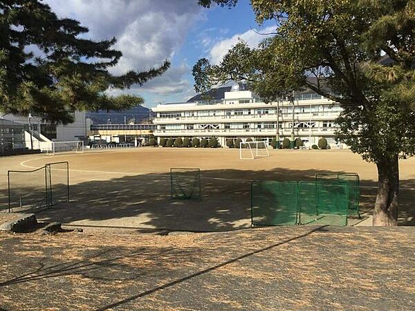 松田町立松田中学校 徒歩9分。 690m