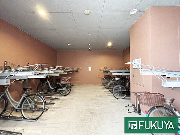 屋内駐輪場有！（使用料1200ー2400円/年（2年毎抽選））※空き状況はお問い合わせ下さい