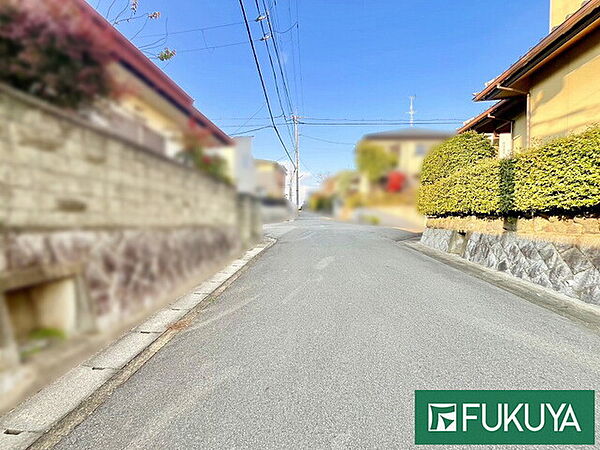 前面道路幅員約6ｍございますので、スムーズに駐車可能です！