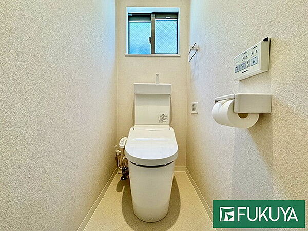 【トイレ】温水洗浄便座付きトイレです！各階にトイレがあり、お忙しい朝でも安心です♪