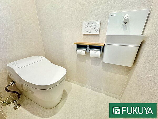 【トイレ】温水洗浄便座付きトイレです！各階にトイレがあり、お忙しい朝でも安心です♪