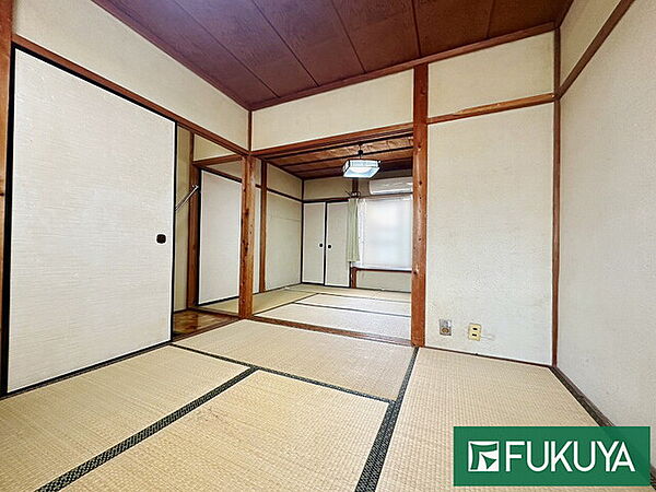 【和室】2階東側約6帖の和室です。各居室に収納がございますので、広くお部屋をお使いいただけます。