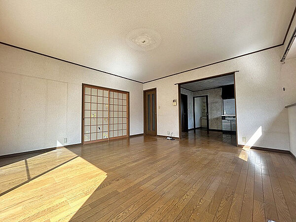 LDK約20.5帖のLDKは、木の暖かみを感じられるカラーの床材でお部屋も明るく開放的です♪