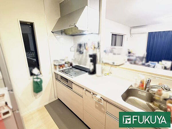 3口コンロ付きのキッチンは、調理の効率が良く、同時に多くの料理を作れる便利です♪