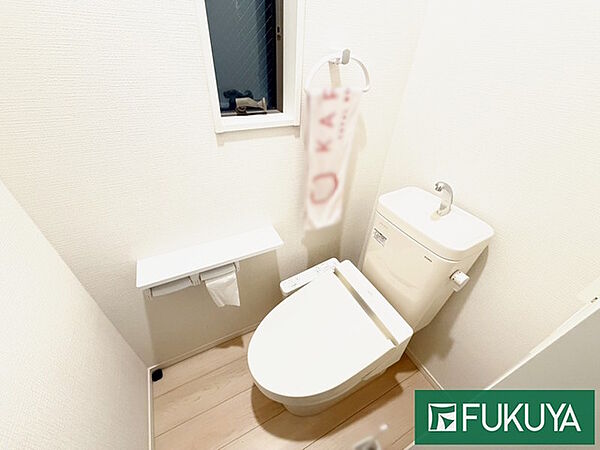 1階、2階共に窓付きのトイレスペース♪採光もあり明るく、快適空間となっております♪