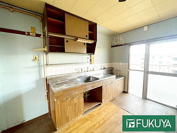 キッチンからバルコニーへの出入りが可能ですので、換気ができますね♪