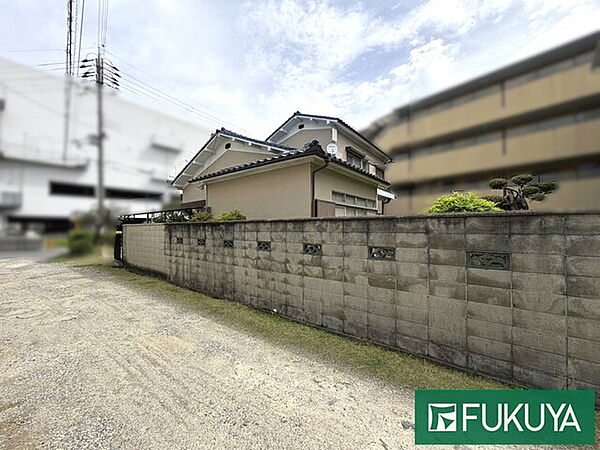 近隣には小学校や商業施設があり、子育て世帯にも嬉しい住環境となっております♪