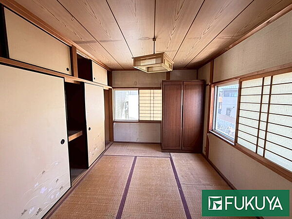 和室には押入がありますので布団など、大きな物もすっきりと収納できます♪