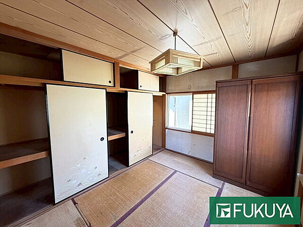 和室には押入がありますので布団など、大きな物もすっきりと収納できます♪