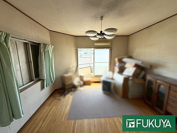 洋室約8帖のお部屋は、バルコニーへの出入りが可能♪南向きのため、陽当たり良好です♪