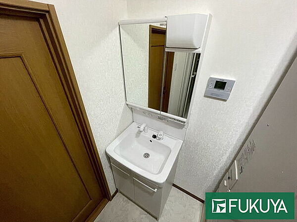 白を基調とした洗面台は清潔感と明るさがあり、シンプルで飽きのこないデザインです♪