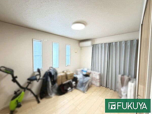 洋室は風通しも日当たりも良く、子供部屋にも寝室としてのお部屋にもお好みで使用できます♪