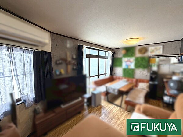 ＤＫ約14．5帖の広さです♪木の暖かみを感じられるお色なので明るく開放感があります♪