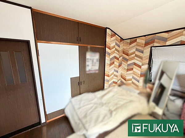 北西側洋室約6帖のお部屋は、収納スペースがあるので衣類や寝具などをすっきり収納いただけます♪