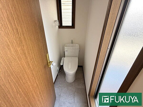 1階、2階共に窓付きのトイレスペースは採光もあり明るく、快適空間となっております♪