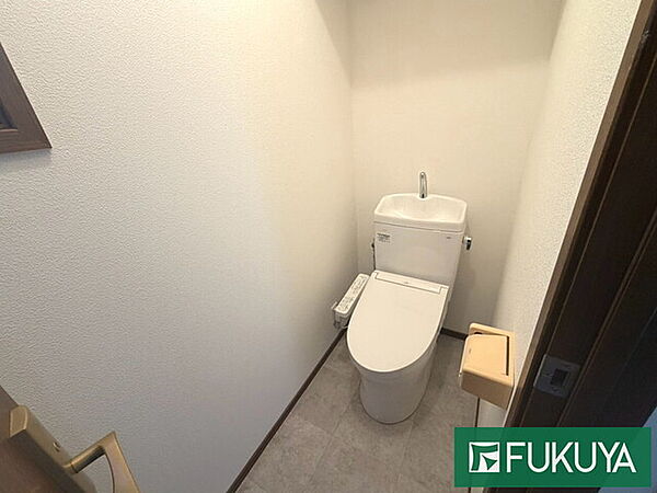 1階、2階共に窓付きのトイレスペースは採光もあり明るく、快適空間となっております♪