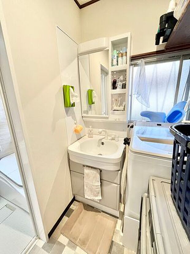 【洗面室】清潔感のあるシャンプードレッサーで、朝の身だしなみをしっかりと！シャワーヘッドが付いているので、お掃除も簡単にできます♪