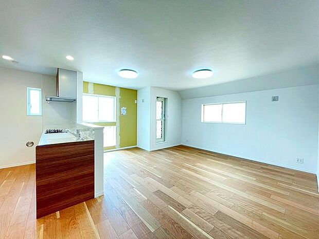 【リビング】特別な空間を演出できるアクセントクロスを採用しました！洗練された印象をもたらします♪