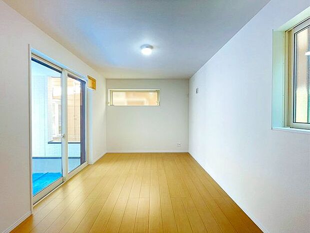 【洋室】お子様の心と身体を見守る子供部屋として、思春期のプライバシーを重視したり、成長に合わせて机やベットを自由にレイアウトできるようにと、小さな自立心を育むお部屋作りを見越してご覧下さい。