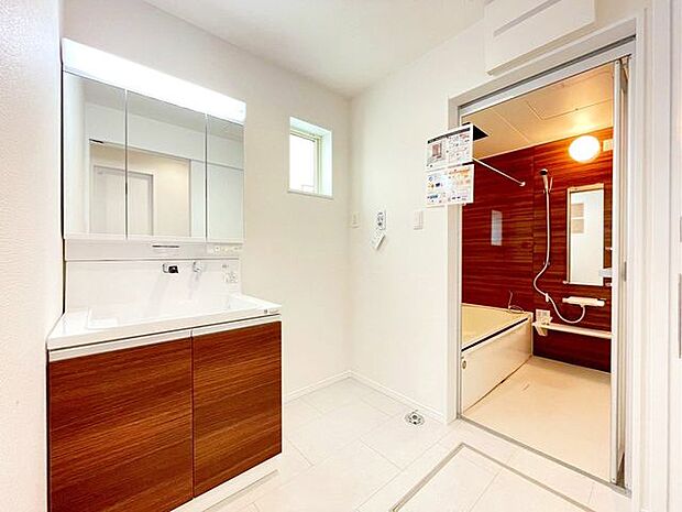 【洗面室】鏡の前に立つと自然と口角が上がるようなナチュラルながらも上品なデザイン。身だしなみのチェックは毎日に欠かせない時間だからこそ心地の良い空間に仕上げました♪