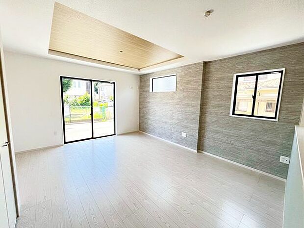 【リビング】光と風があふれる明るく穏やかな空気のLDKには、自然と家族みんなが集まってきます♪