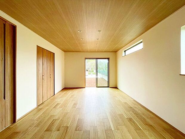 【リビング】家族と過ごす時間を大切にしたい方にぴったりの明るくゆとりある住空間です♪