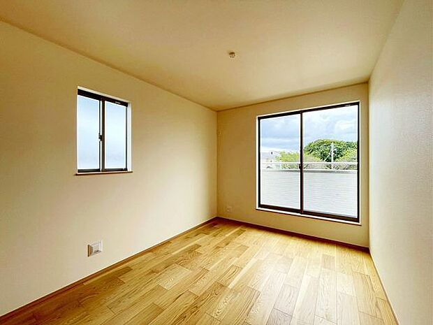 【洋室】お茶やお酒を飲みながら、夜の寛ぎの時間を夫婦で楽しめます。広々とした空間はアレンジも自由自在です♪