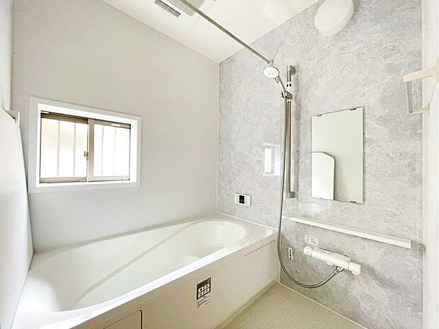【浴室】のびのび入れるので、日々の暮らしで疲れた体を癒すことができます♪浴室には窓がある為、明るく、換気がしやすい設計です！換気はカビ予防にもなるので、助かりますね♪