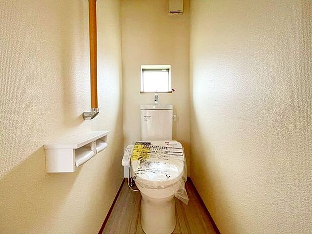 【トイレ】トイレには、窓がついているので、換気が出来て外の新鮮な空気が取り込めて気持ちいいです♪