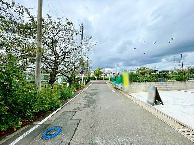 【前面道路】閑静な住宅地で車通りの少ない道路です。車の出し入れが苦手な方やお子様にも安心ですね♪