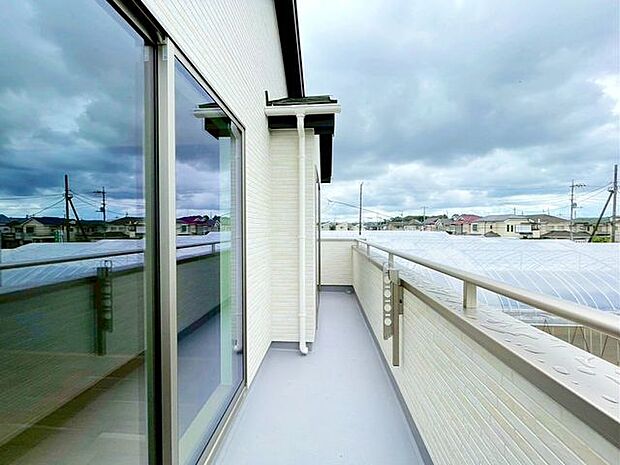 【バルコニー】太陽の光と爽やかな風を受けたお洗濯物はすぐに乾き、取りこむ時には太陽の匂いを感じられそうですね♪