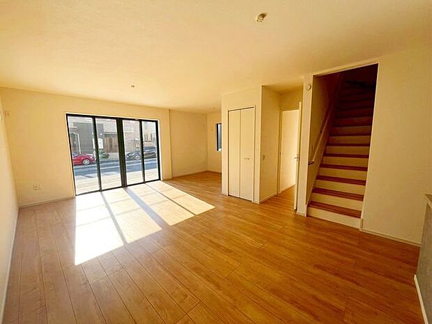 南道路・南向きバルコニーの日当たり良好な物件です♪実際に中を見ていただくこともできます！