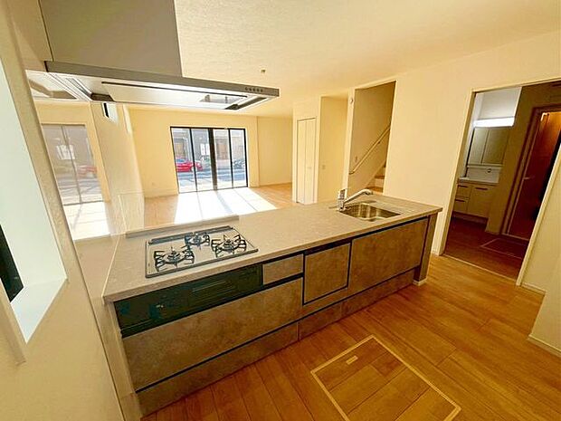 リビングまで見渡せる、ハイオープンスタイルのキッチンです！楽しくお料理ができる対面キッチンを採用しております♪