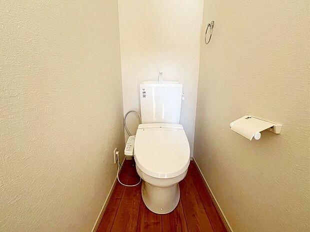 トイレには、窓がついているので、換気が出来て外の新鮮な空気が取り込めて気持ちいいです♪