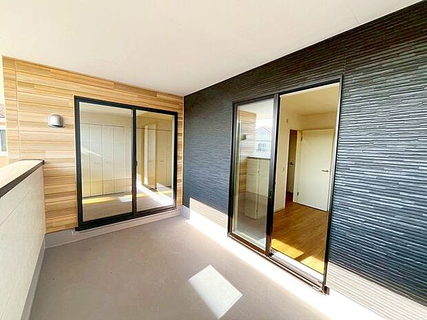 南道路・南向きバルコニーの日当たり良好な物件です♪実際に中を見ていただくこともできます！