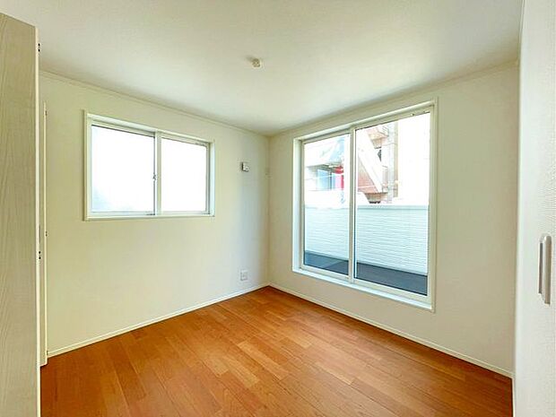 【洋室】お茶やお酒を飲みながら、夜の寛ぎの時間を夫婦で楽しめます。広々とした空間はアレンジも自由自在です♪