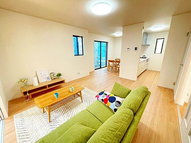 【リビング】家族と過ごす時間を大切にしたい方にぴったりの明るくゆとりある住空間です♪